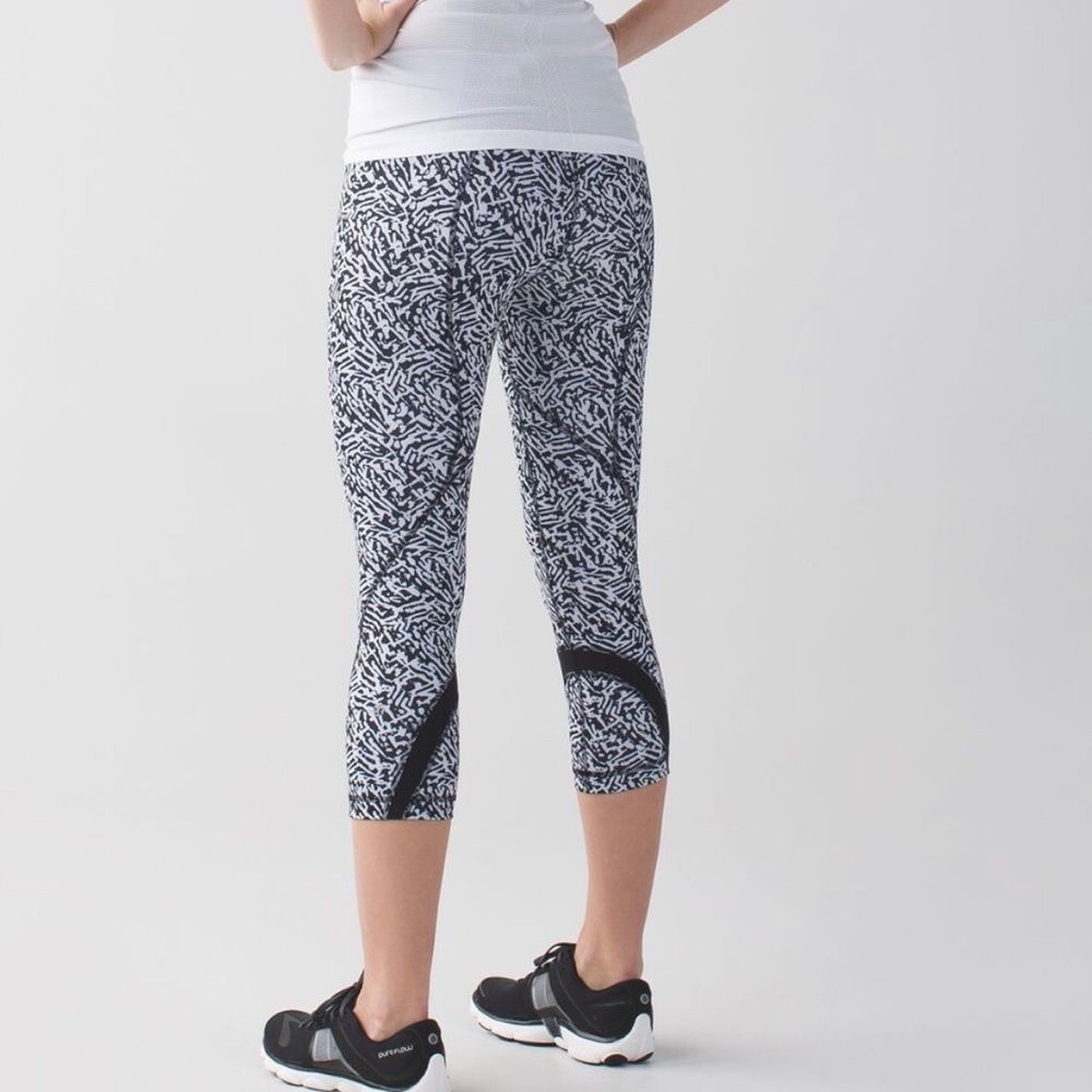 Women's Black and White Patterned Cropped Leggings